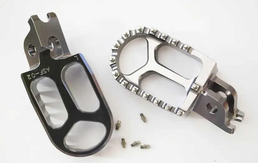 JR stupačky řidiče hliníkové KAWASAKI KXF 250 / 450 06-14 barva šedá (2 kusy) Omezená Nabídka