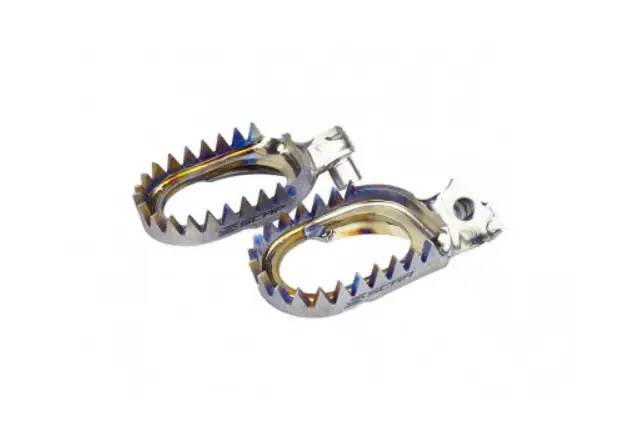 SCAR závodní stupačky řidiče titanové ANTI-MUD (protibláto) KTM 85 SX 25, 125 - 300 SX 23-25, 250 - 450 SXF 23-25, HUSQVARNA 125 - 250 TC 23-25, 250 - 450 FC 23-25, TX 300 23-25, 350 / 450 FX 23-25, GAS GAS 23-25 Ověřený